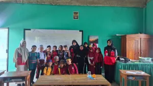 Dari ruang kelas sederhana di Kelurahan Lancirang, mahasiswa KKN Program Studi Sastra Arab Universitas Hasanuddin mengguncang cara pandang lama tentang bahasa Arab dengan menghadirkannya sebagai bahasa hidup yang ceria, inklusif, dan membangkitkan mimpi besar anak-anak menuju dunia global.